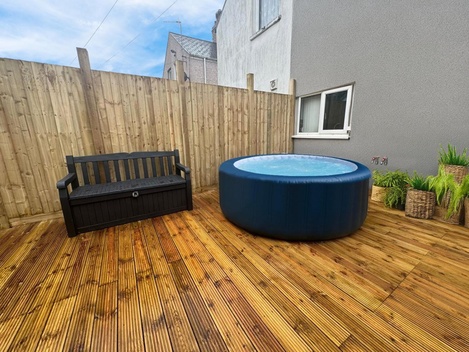 Edwardian City Centre House For Big Groups, Offroad Parking & Hot Tub! Cardiff Bagian luar foto