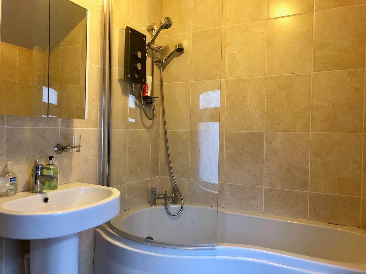 Edwardian City Centre House For Big Groups, Offroad Parking & Hot Tub! Cardiff Bagian luar foto